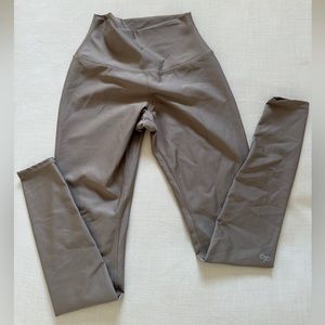 Alo Yoga Airlift Leggings size: S - Taupe color